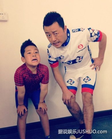 郭涛和石头合照曝光 腿毛浓密遭调侃