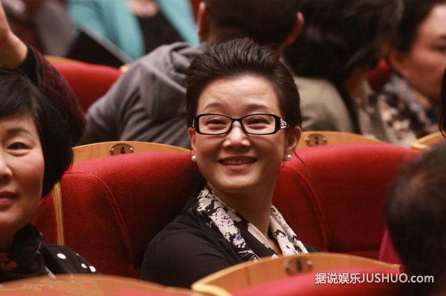 宋祖英素颜看音乐剧 围巾捂脸与人热聊心情好 宋祖英素颜看音乐剧 围巾捂脸与人热聊心情好