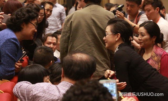 宋祖英素颜看音乐剧 围巾捂脸与人热聊心情好 宋祖英素颜看音乐剧 围巾捂脸与人热聊心情好