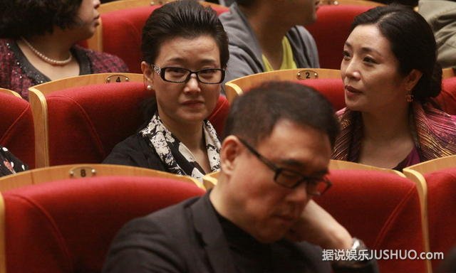 宋祖英素颜看音乐剧 围巾捂脸与人热聊心情好 宋祖英素颜看音乐剧 围巾捂脸与人热聊心情好