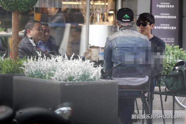 张亮四环主路骑摩托车 戴墨镜头盔引人注目 张亮四环主路骑摩托车 戴墨镜头盔引人注目