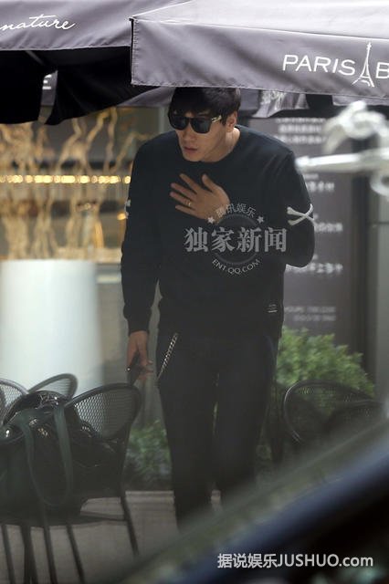 张亮四环主路骑摩托车 戴墨镜头盔引人注目 张亮四环主路骑摩托车 戴墨镜头盔引人注目