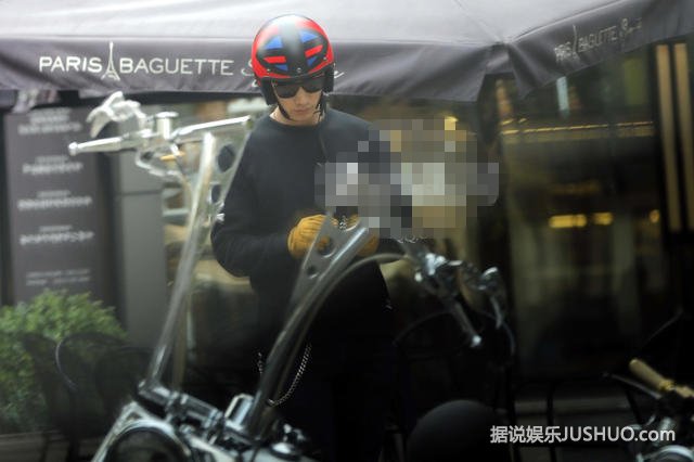 张亮四环主路骑摩托车 戴墨镜头盔引人注目