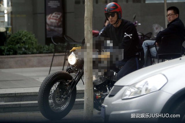 张亮四环主路骑摩托车 戴墨镜头盔引人注目 张亮四环主路骑摩托车 戴墨镜头盔引人注目