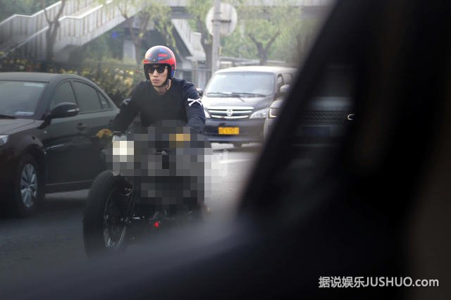 张亮四环主路骑摩托车 戴墨镜头盔引人注目 张亮四环主路骑摩托车 戴墨镜头盔引人注目