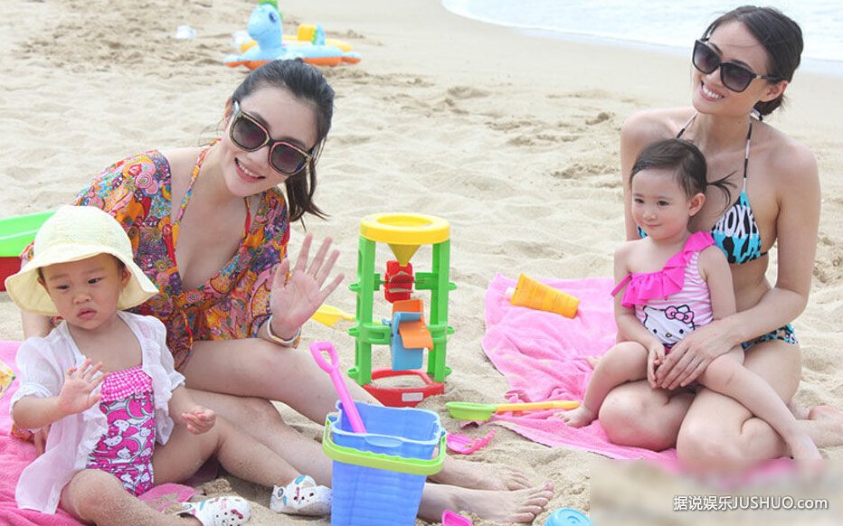 李小璐与李小鹏娇妻比基尼斗艳 奥利可爱乖巧抢镜头