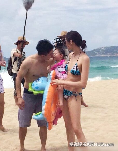 李小璐与李小鹏娇妻比基尼斗艳 奥利可爱乖巧抢镜头