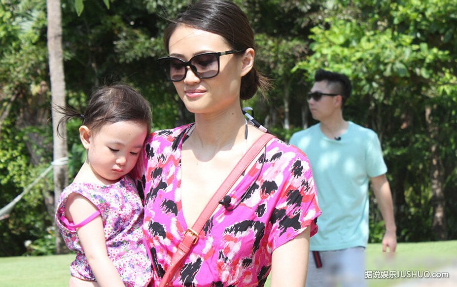 李小璐与李小鹏娇妻比基尼斗艳 奥利可爱乖巧抢镜头