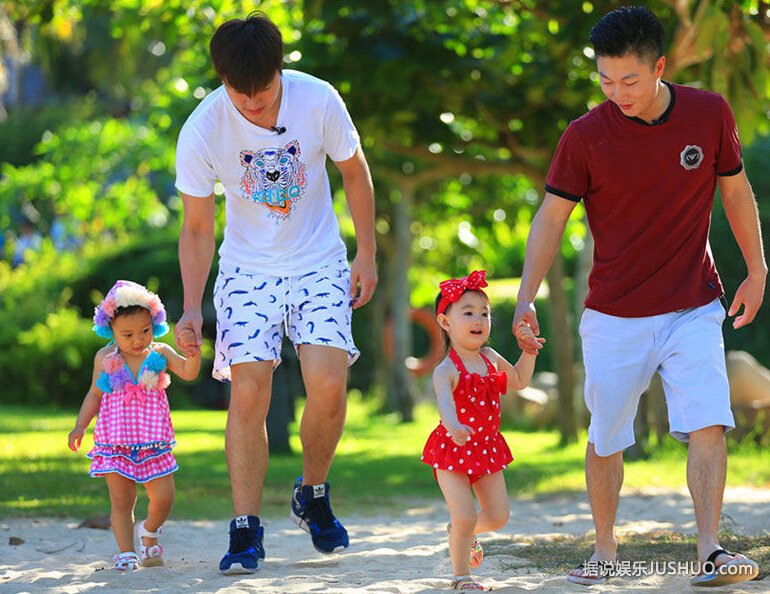 李小璐与李小鹏娇妻比基尼斗艳 奥利可爱乖巧抢镜头