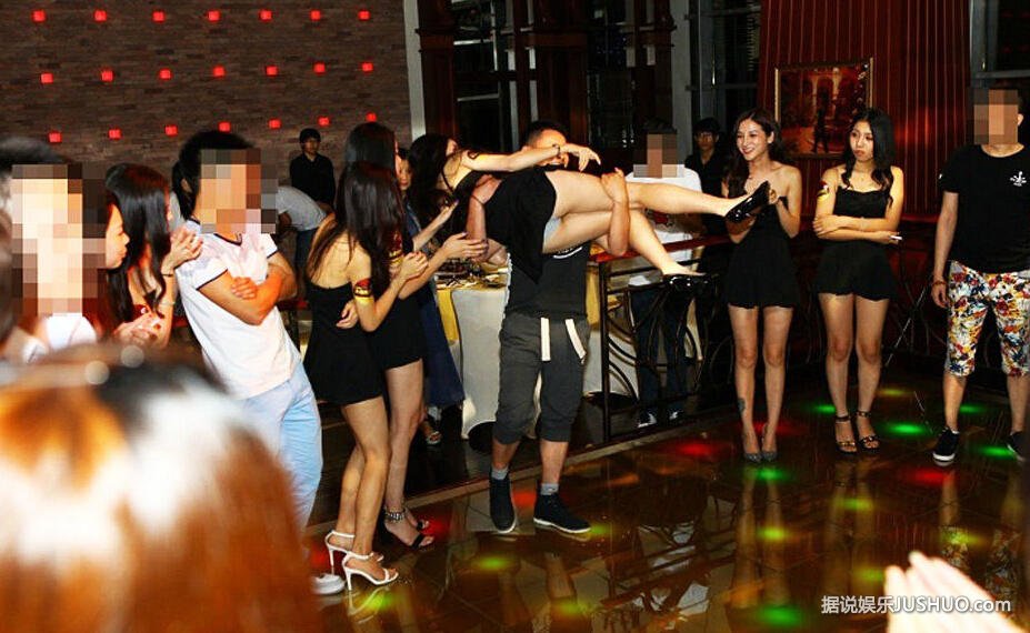 CJ嫩模陷“游艇门”被熊抱揩油 现场堪比海天盛筵