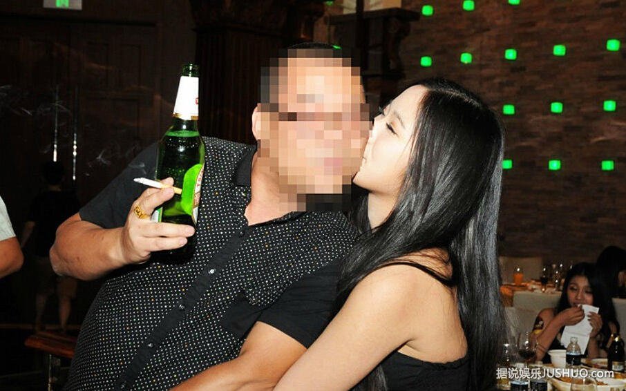 CJ嫩模陷“游艇门”被熊抱揩油 现场堪比海天盛筵