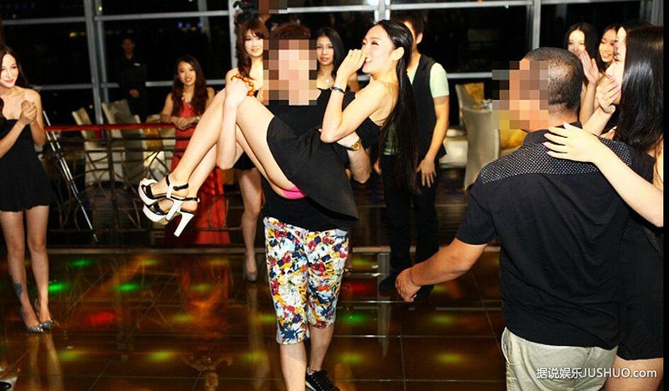 CJ嫩模陷“游艇门”被熊抱揩油 现场堪比海天盛筵