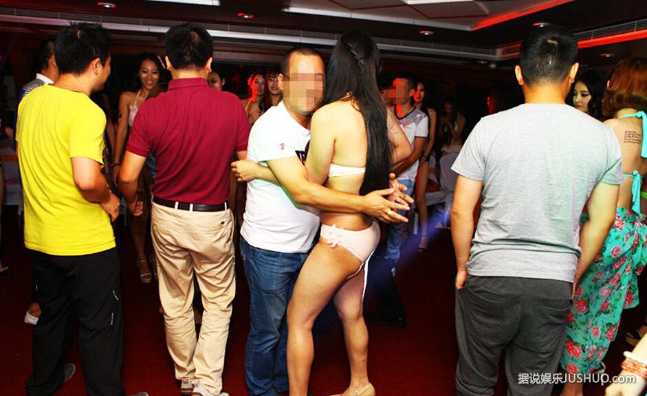 CJ嫩模陷“游艇门”被熊抱揩油 现场堪比海天盛筵