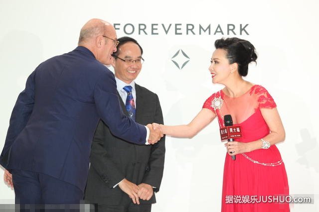 刘嘉玲穿透视红裙出席活动 高贵典雅胸前露乳沟