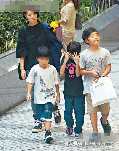 袁咏仪素颜带儿子逛街 儿子紧盯游戏机妈妈发飙