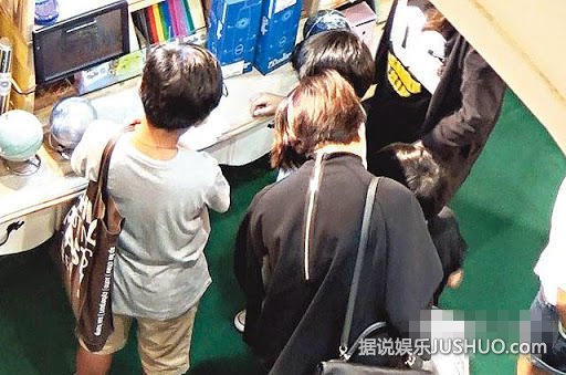 袁咏仪素颜带儿子逛街 儿子紧盯游戏机妈妈发飙