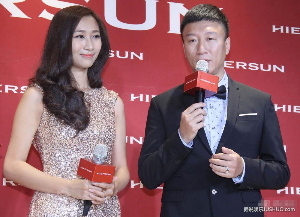 孙红雷婚后携妻子首亮相 大方晒钻戒自称是妻管严 孙红雷婚后携妻子首亮相 大方晒钻戒自称是妻管严