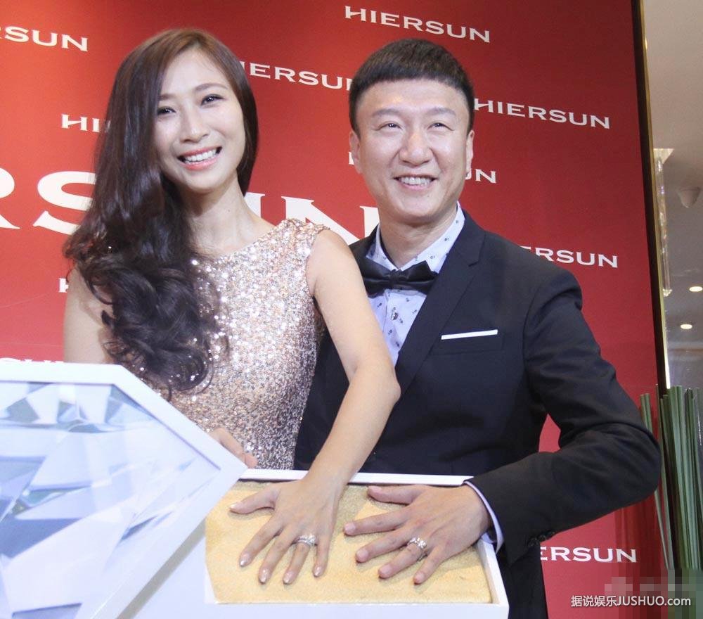 孙红雷婚后携妻子首亮相 大方晒钻戒自称是妻管严 孙红雷婚后携妻子首亮相 大方晒钻戒自称是妻管严