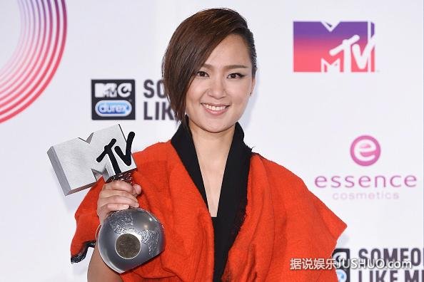 周笔畅击败单向组合 获EMA2014全球最佳艺人