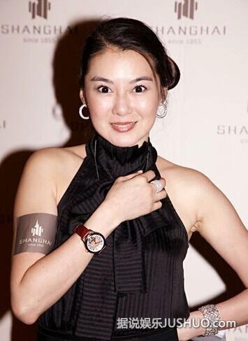 45岁前港姐陈淑兰被曝秘嫁37亿阔少 带宝石戒指贵气现身