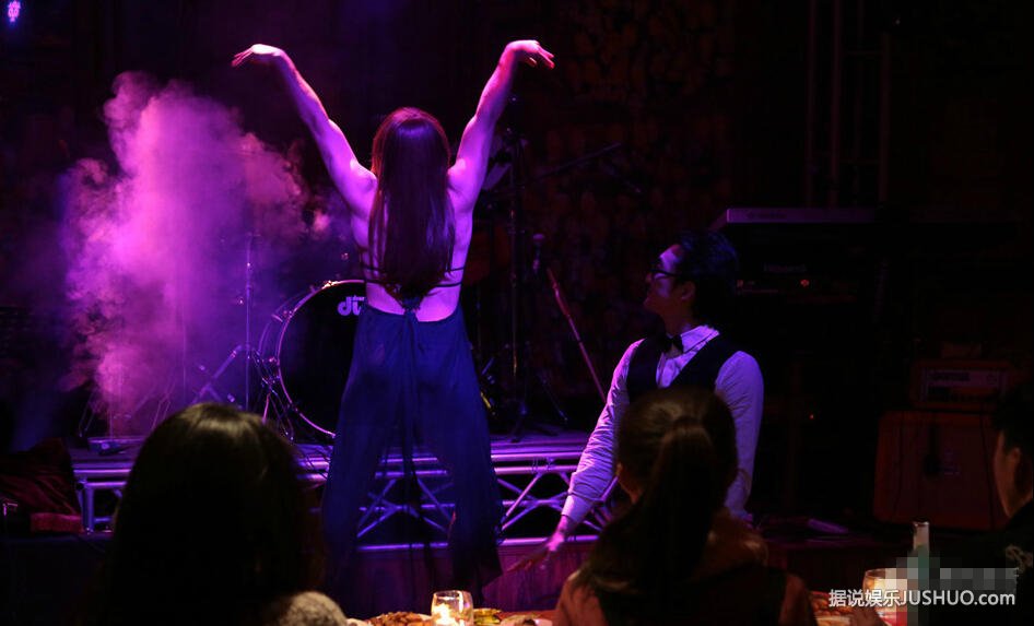 郑恺醉了！穿渔网袜反串舞女造型 大秀舞姿搞笑雷人