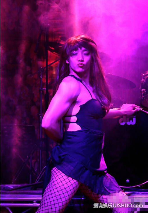 郑恺醉了！穿渔网袜反串舞女造型 大秀舞姿搞笑雷人