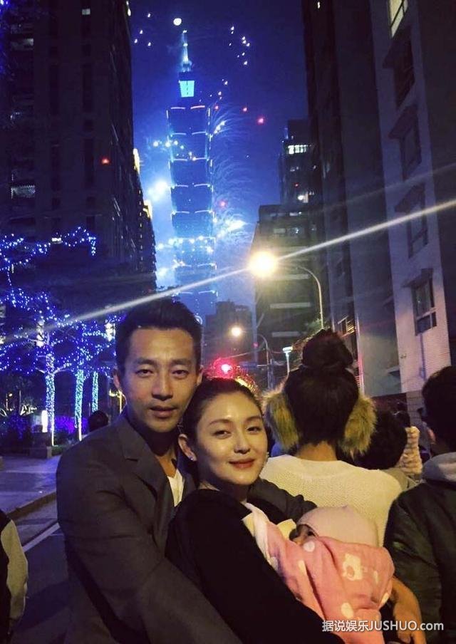 大S一家新年看烟火 汪小菲甜蜜拥抱大S和女儿