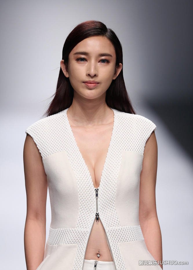 张俪被甩后穿真空走秀表情凝重 秀身材力证“我很好” 张俪被甩后穿真空走秀表情凝重 秀身材力证“我很好”