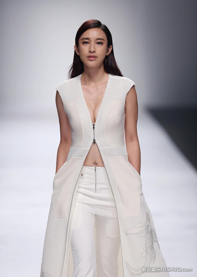 张俪被甩后穿真空走秀表情凝重 秀身材力证“我很好” 张俪被甩后穿真空走秀表情凝重 秀身材力证“我很好”