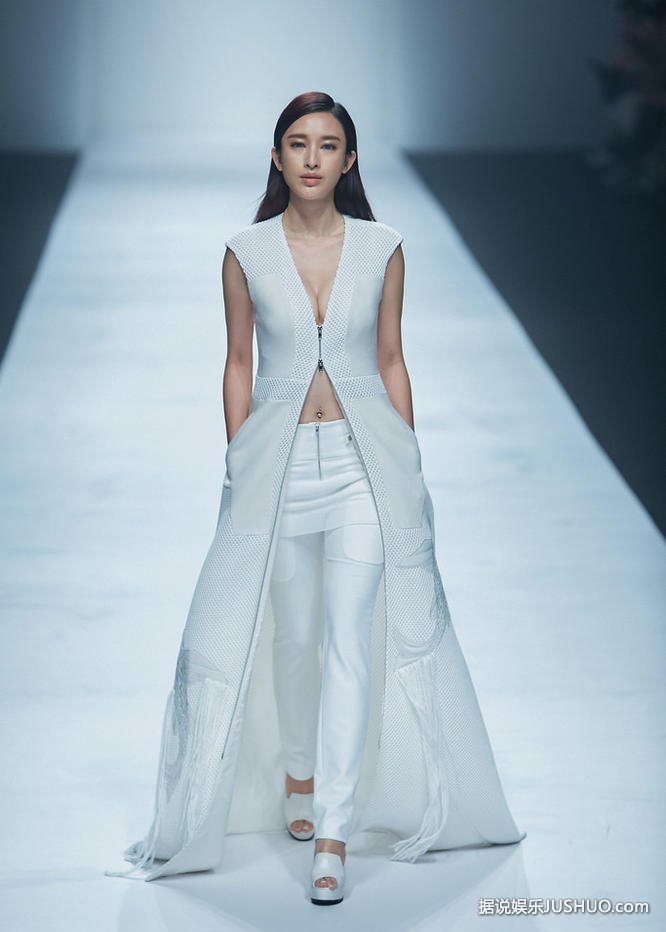 张俪被甩后穿真空走秀表情凝重 秀身材力证“我很好” 张俪被甩后穿真空走秀表情凝重 秀身材力证“我很好”