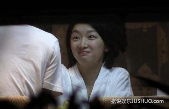 周冬雨大方承认恋情 喊话记者：以后我会记得拉窗帘