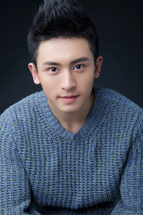 张哲瀚最新混搭写真曝光 阳光男孩气质温暖