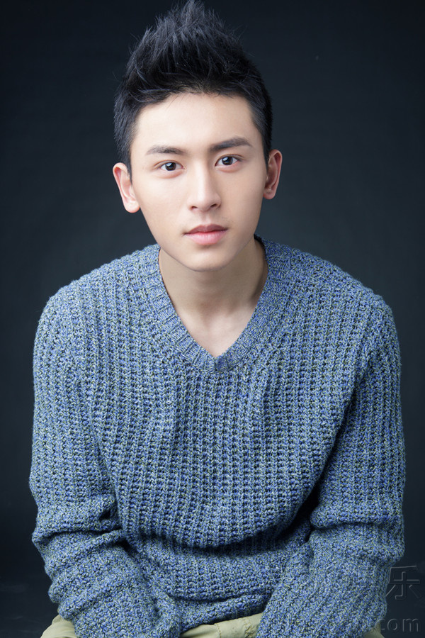 张哲瀚最新混搭写真曝光 阳光男孩气质温暖
