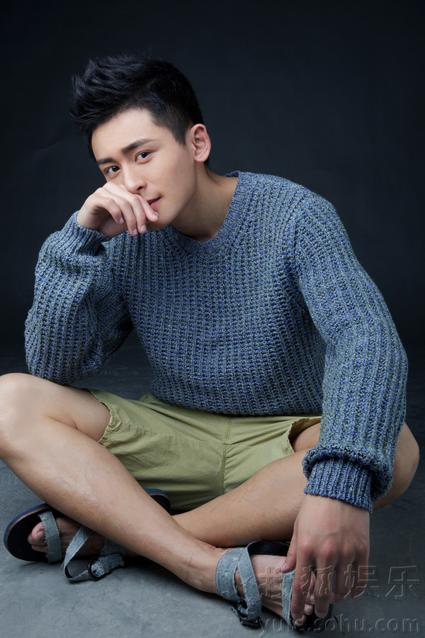 张哲瀚最新混搭写真曝光 阳光男孩气质温暖