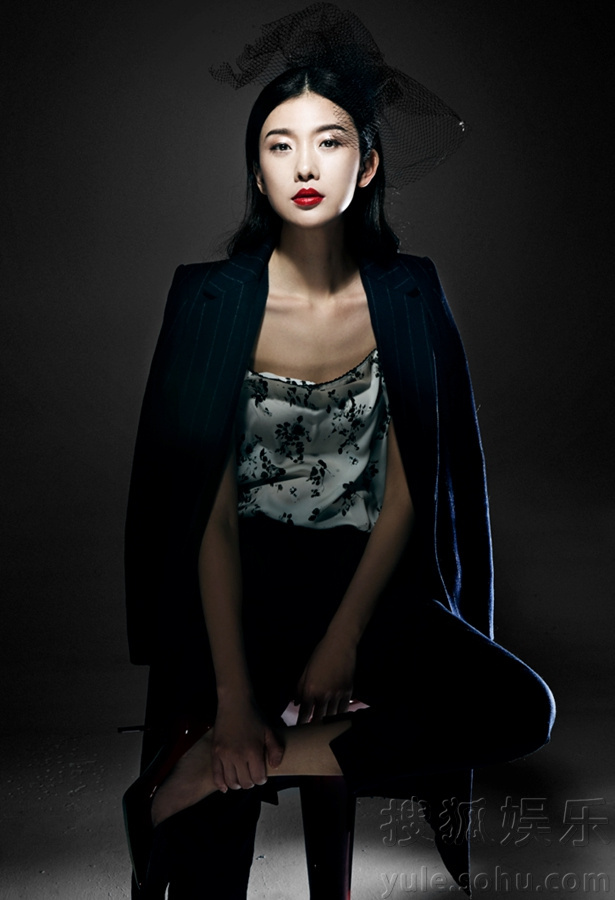 倪景阳最新时尚大片曝光 诠释冷艳红唇诱惑