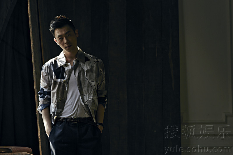 朱亚文最新封面大片曝光 复古演绎雅痞时尚