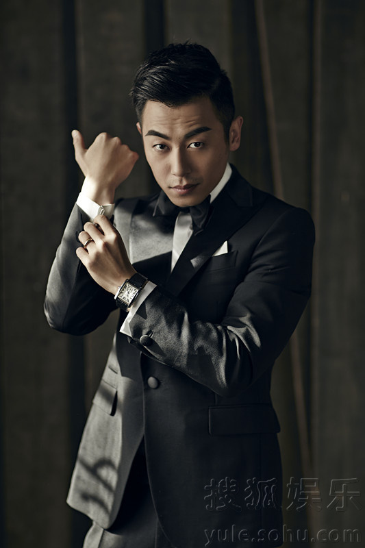 朱亚文最新封面大片曝光 复古演绎雅痞时尚