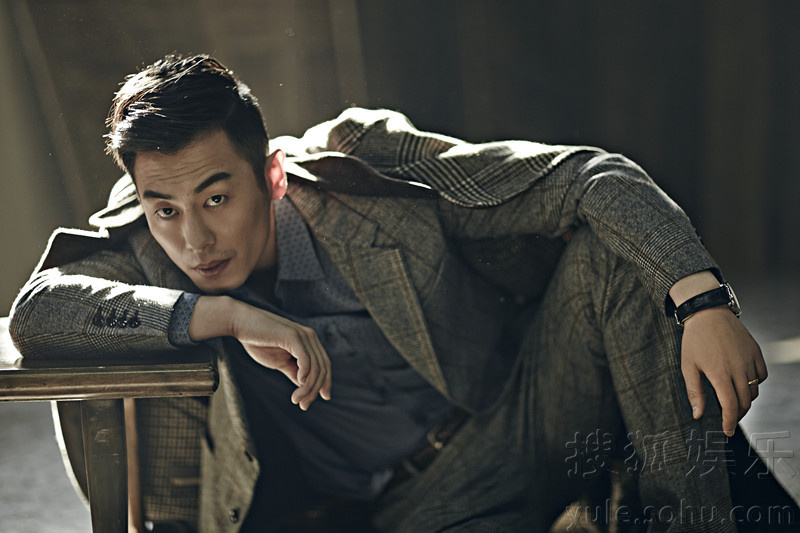 朱亚文最新封面大片曝光 复古演绎雅痞时尚