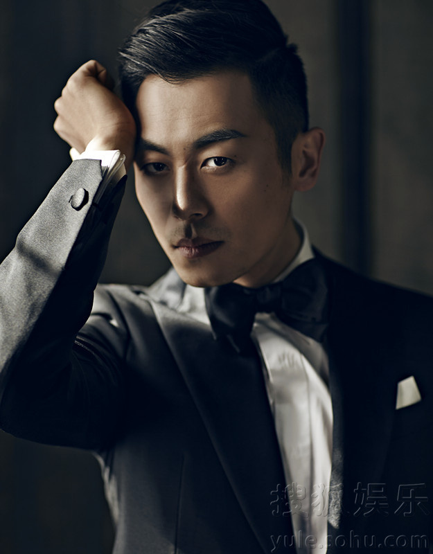 朱亚文最新封面大片曝光 复古演绎雅痞时尚