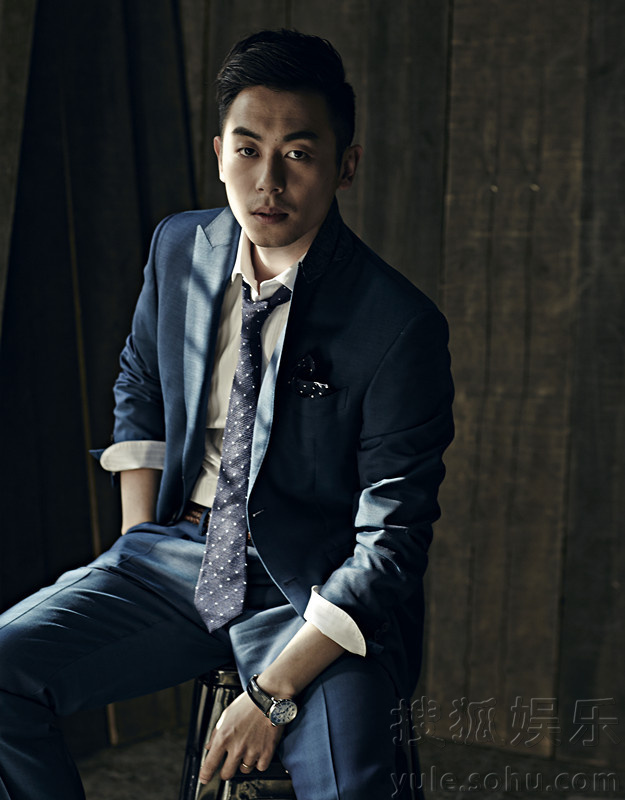 朱亚文最新封面大片曝光 复古演绎雅痞时尚