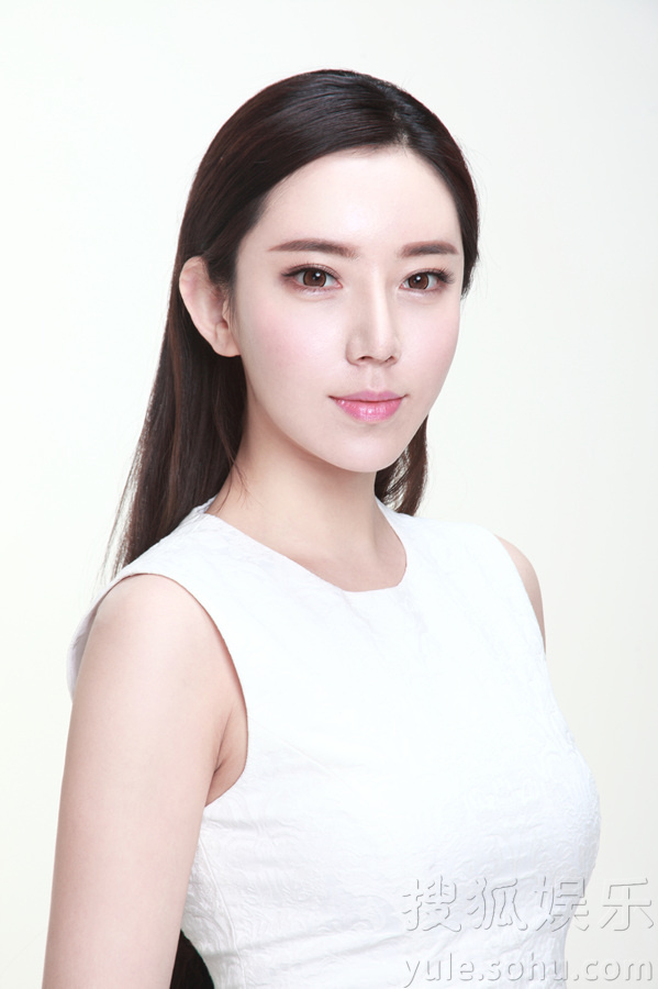 侯伊荻曝纯白写真 面容清秀尽显文艺气质
