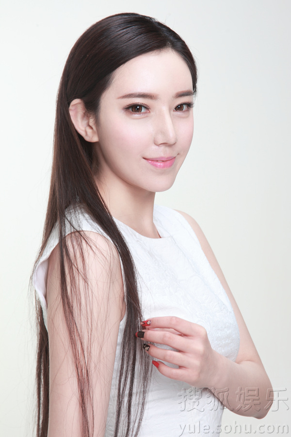 侯伊荻曝纯白写真 面容清秀尽显文艺气质