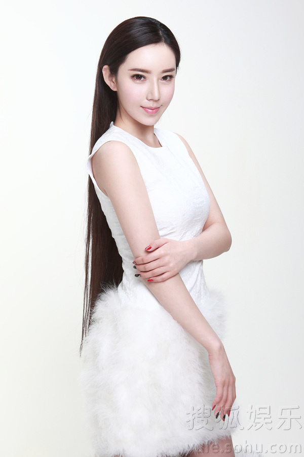 侯伊荻曝纯白写真 面容清秀尽显文艺气质