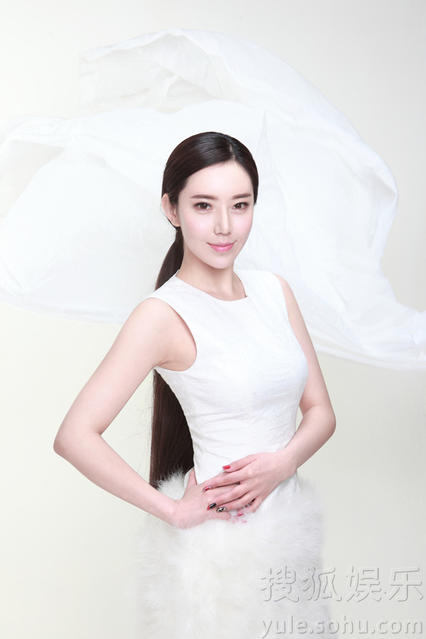 侯伊荻曝纯白写真 面容清秀尽显文艺气质