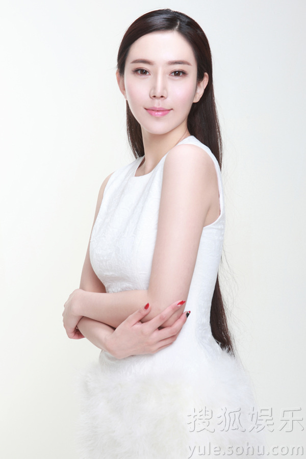 侯伊荻曝纯白写真 面容清秀尽显文艺气质