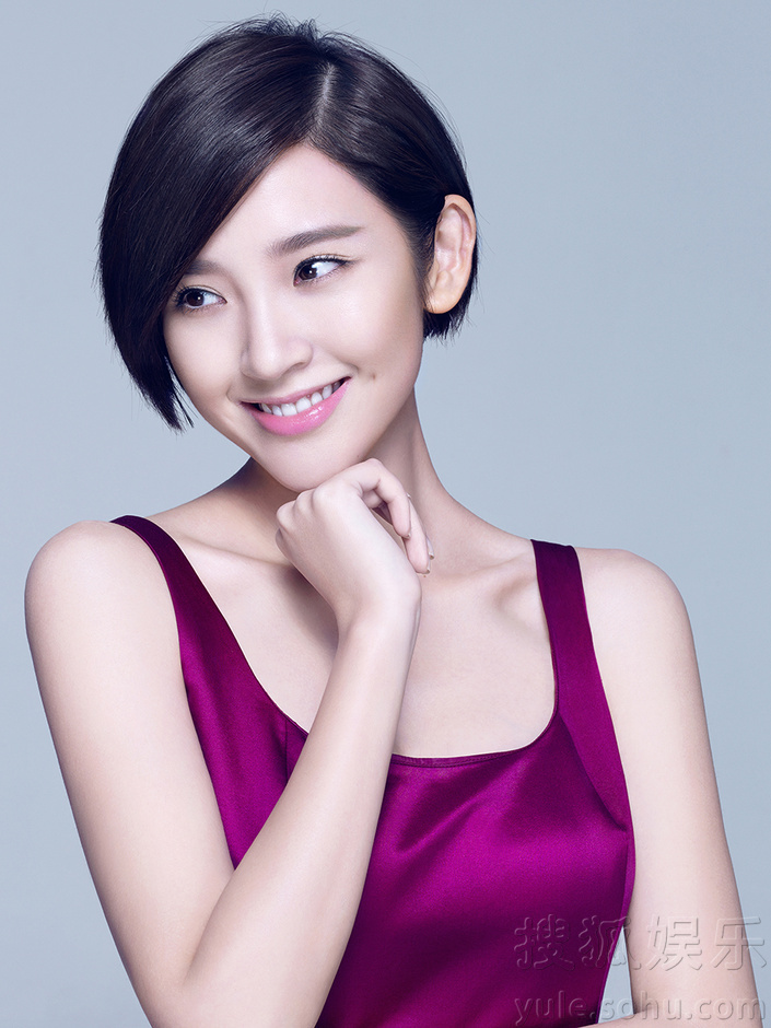 唐艺昕裸妆写真纯净无雕饰 简约紫裙清秀典雅