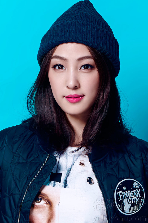 袁晓旭最新时尚写真出炉 灿烂笑容温暖寒冬