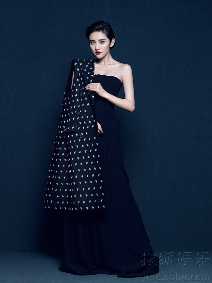 唐艺昕红唇写真冷艳华贵 单肩披衣展御姐气场