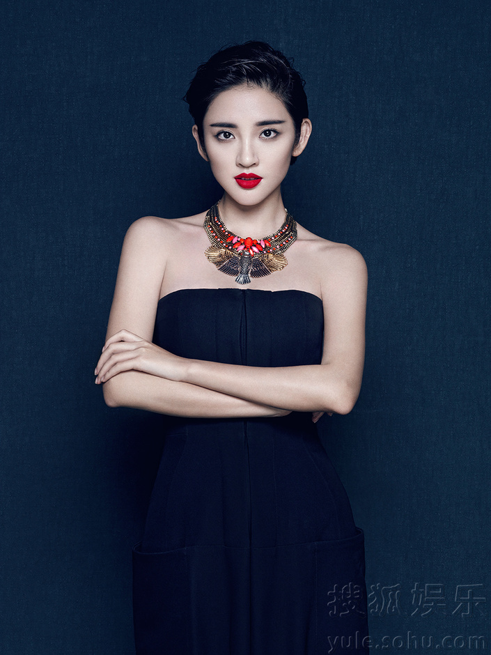 唐艺昕红唇写真冷艳华贵 单肩披衣展御姐气场