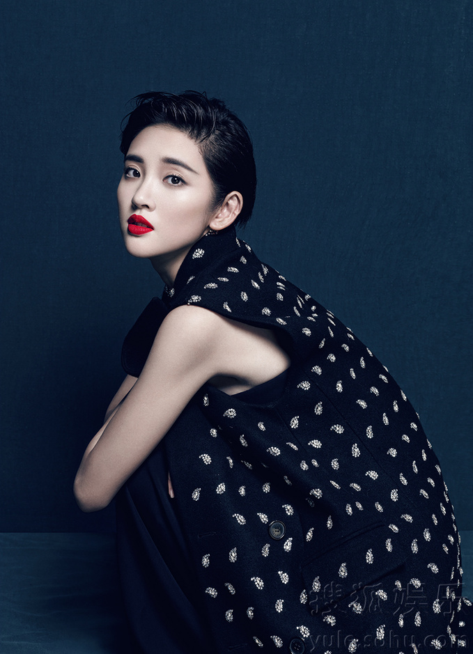 唐艺昕红唇写真冷艳华贵 单肩披衣展御姐气场